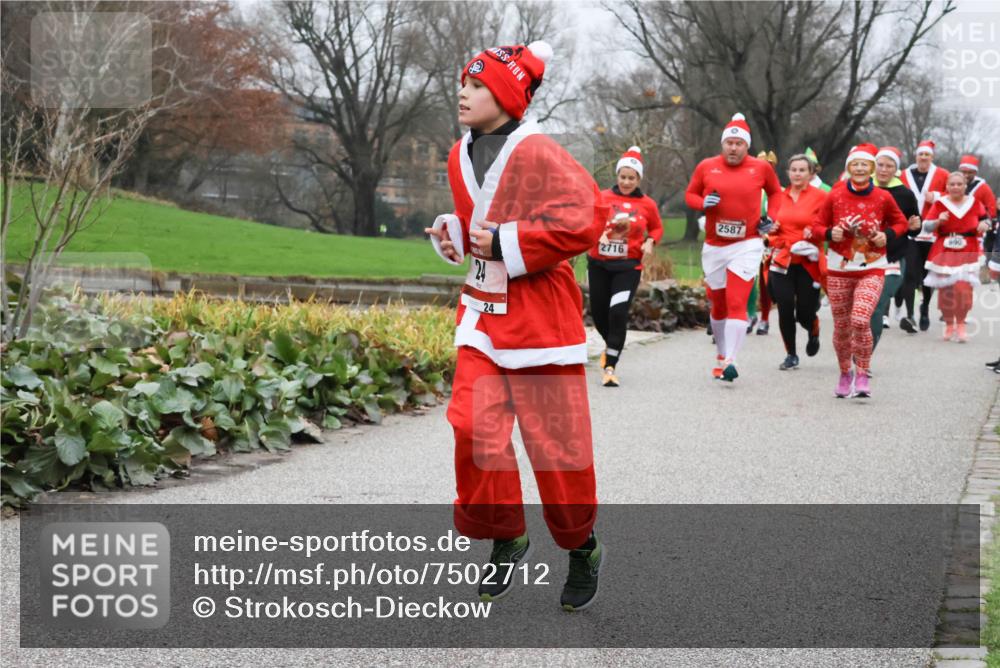 08.12.2024 - St. Pauli X-Mass-Run No. 14 Strokosch-Dieckow http://msf.ph/oto/7502712 08.12.2024 09:56:03 Laufen 24, 24, 2716, 2587, 690 meine-sportfotos.de