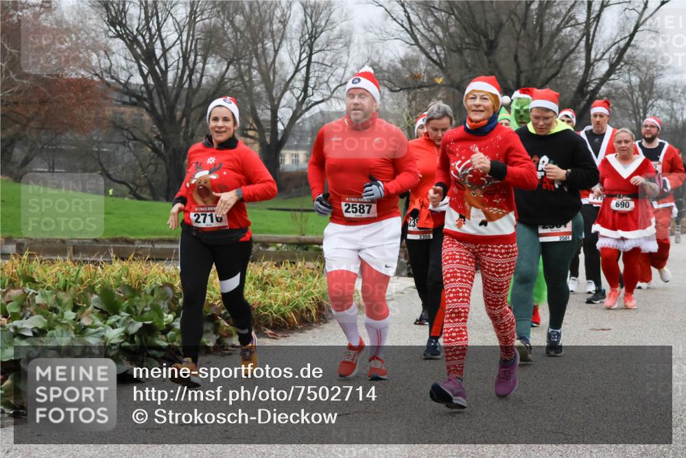 08.12.2024 - St. Pauli X-Mass-Run No. 14 Strokosch-Dieckow http://msf.ph/oto/7502714 08.12.2024 09:56:05 Laufen 2716, 2587, 23, 2350, 2501, 851, 690 meine-sportfotos.de
