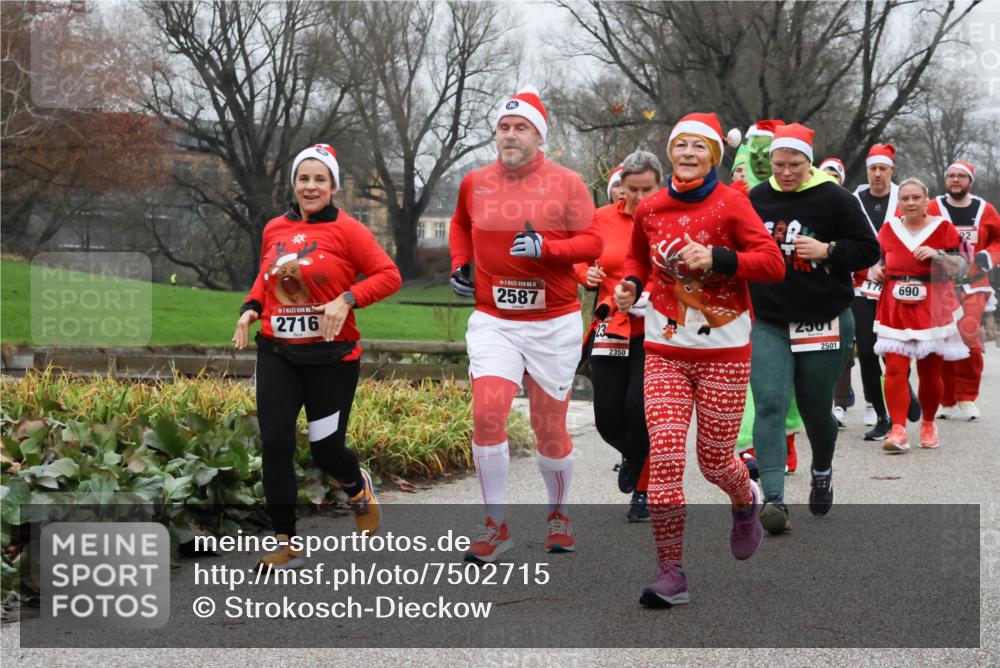 08.12.2024 - St. Pauli X-Mass-Run No. 14 Strokosch-Dieckow http://msf.ph/oto/7502715 08.12.2024 09:56:05 Laufen 2716, 14, 2587, 23, 2350, 2501, 2501, 176, 690, 22 meine-sportfotos.de