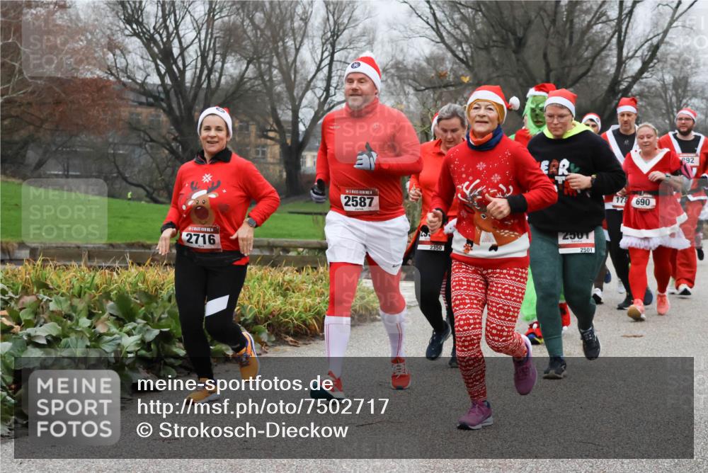 08.12.2024 - St. Pauli X-Mass-Run No. 14 Strokosch-Dieckow http://msf.ph/oto/7502717 08.12.2024 09:56:05 Laufen 24, 14, 2716, 14, 2587, 2350, 2501, 2501, 178, 690, 92 meine-sportfotos.de
