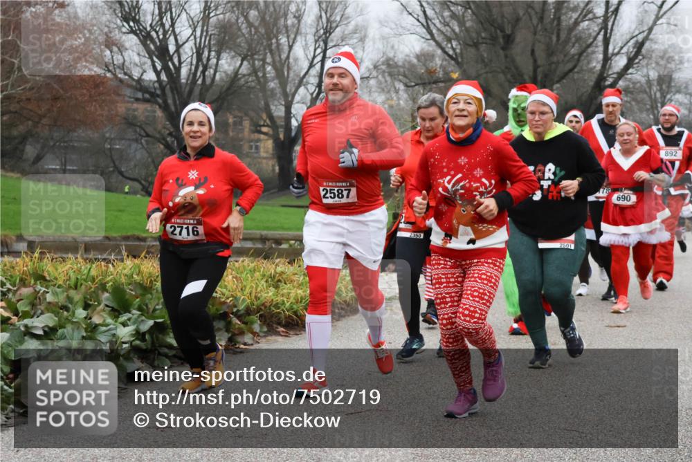 08.12.2024 - St. Pauli X-Mass-Run No. 14 Strokosch-Dieckow http://msf.ph/oto/7502719 08.12.2024 09:56:05 Laufen 700, 14, 2716, 14, 2587, 2350, 2501, 478, 690, 892 meine-sportfotos.de