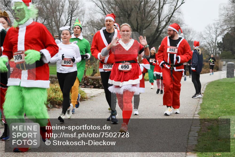 08.12.2024 - St. Pauli X-Mass-Run No. 14 Strokosch-Dieckow http://msf.ph/oto/7502728 08.12.2024 09:56:08 Laufen 0, 14, 14, 309, 890, 1786, 690, 54, 892, 058 meine-sportfotos.de