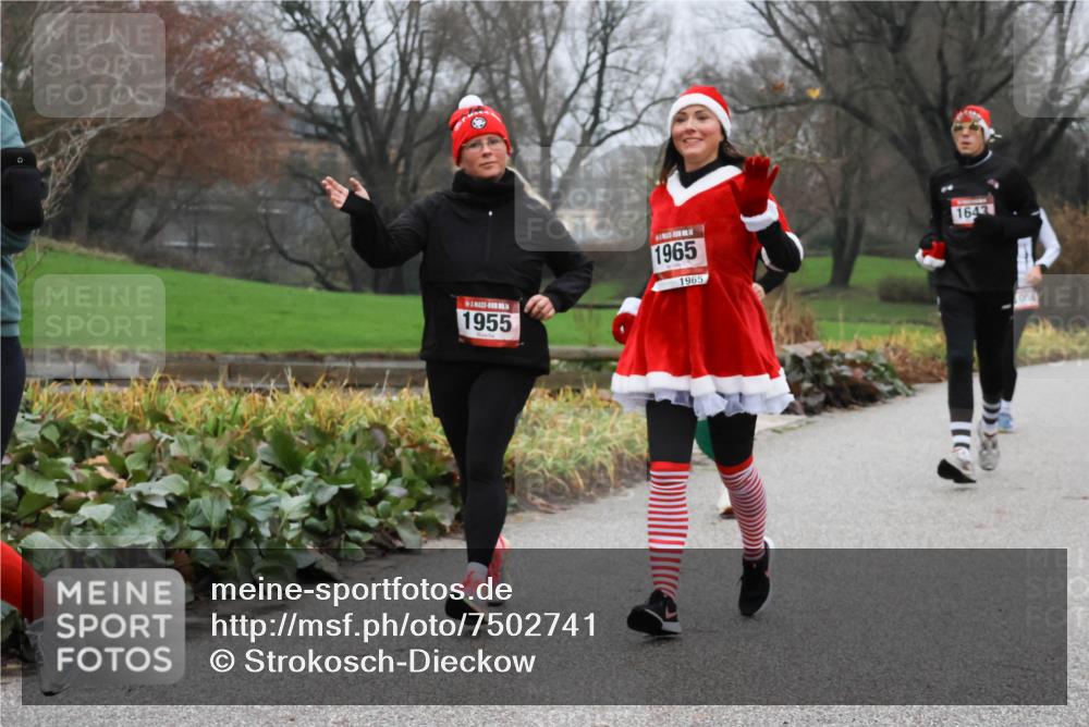08.12.2024 - St. Pauli X-Mass-Run No. 14 Strokosch-Dieckow http://msf.ph/oto/7502741 08.12.2024 09:56:11 Laufen 1955, 1965, 1965, 1643 meine-sportfotos.de