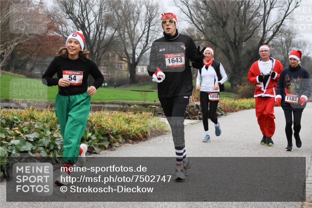 08.12.2024 - St. Pauli X-Mass-Run No. 14 Strokosch-Dieckow http://msf.ph/oto/7502747 08.12.2024 09:56:13 Laufen 14, 54, 1, 1643, 1058, 1183 meine-sportfotos.de