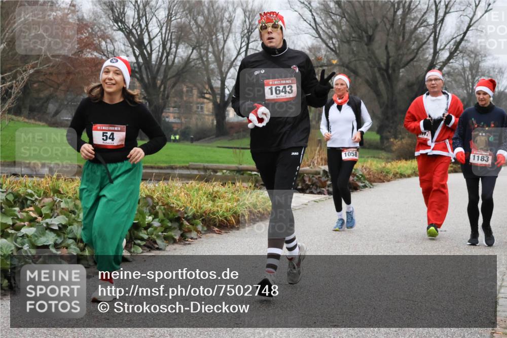 08.12.2024 - St. Pauli X-Mass-Run No. 14 Strokosch-Dieckow http://msf.ph/oto/7502748 08.12.2024 09:56:13 Laufen 14, 54, 14, 1643, 1058, 1183 meine-sportfotos.de