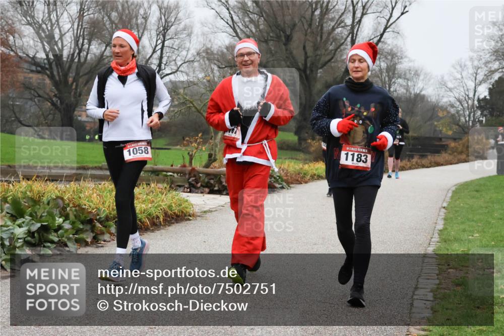 08.12.2024 - St. Pauli X-Mass-Run No. 14 Strokosch-Dieckow http://msf.ph/oto/7502751 08.12.2024 09:56:15 Laufen 1058, 1183 meine-sportfotos.de