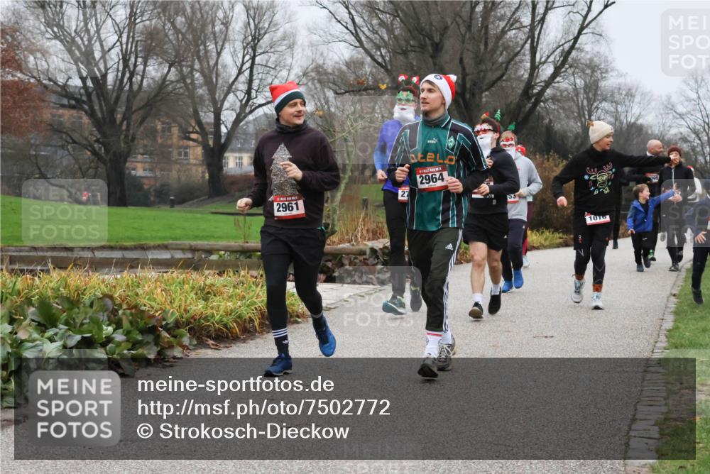 08.12.2024 - St. Pauli X-Mass-Run No. 14 Strokosch-Dieckow http://msf.ph/oto/7502772 08.12.2024 09:56:34 Laufen 2961, 2964, 53, 1016 meine-sportfotos.de