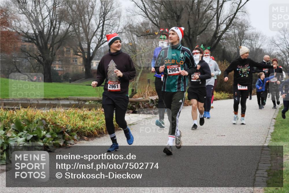 08.12.2024 - St. Pauli X-Mass-Run No. 14 Strokosch-Dieckow http://msf.ph/oto/7502774 08.12.2024 09:56:34 Laufen 2961, 2964, 2755, 1016, 2099, 1007 meine-sportfotos.de