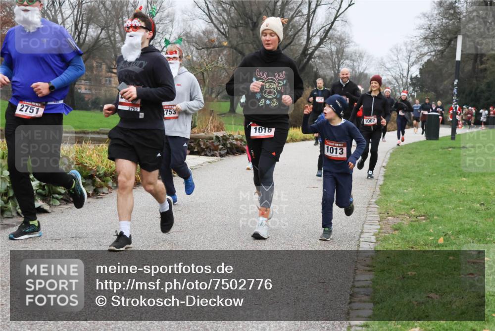 08.12.2024 - St. Pauli X-Mass-Run No. 14 Strokosch-Dieckow http://msf.ph/oto/7502776 08.12.2024 09:56:36 Laufen 239, 2751, 2755, 753, 1016, 1013, 1007 meine-sportfotos.de