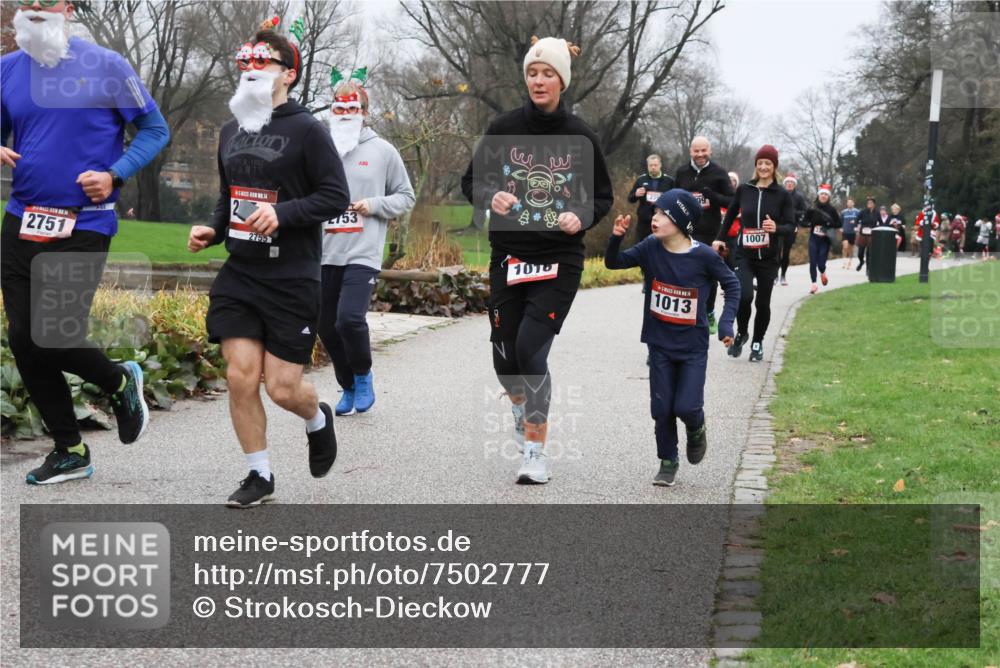 08.12.2024 - St. Pauli X-Mass-Run No. 14 Strokosch-Dieckow http://msf.ph/oto/7502777 08.12.2024 09:56:36 Laufen 14, 2751, 14, 2755, 153, 1016, 1013, 1007 meine-sportfotos.de