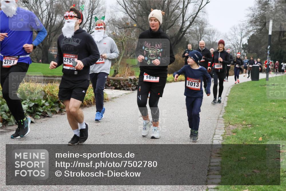 08.12.2024 - St. Pauli X-Mass-Run No. 14 Strokosch-Dieckow http://msf.ph/oto/7502780 08.12.2024 09:56:37 Laufen 2751, 14, 2755, 2755, 53, 1010, 1013, 1007 meine-sportfotos.de
