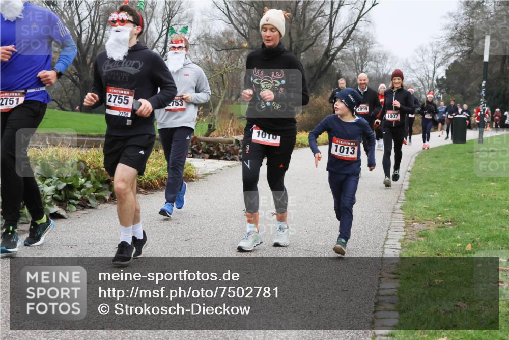 08.12.2024 - St. Pauli X-Mass-Run No. 14 Strokosch-Dieckow http://msf.ph/oto/7502781 08.12.2024 09:56:37 Laufen 14, 2751, 1962, 14, 2755, 2755, 753, 2099, 1007, 1010, 1013, 0 meine-sportfotos.de