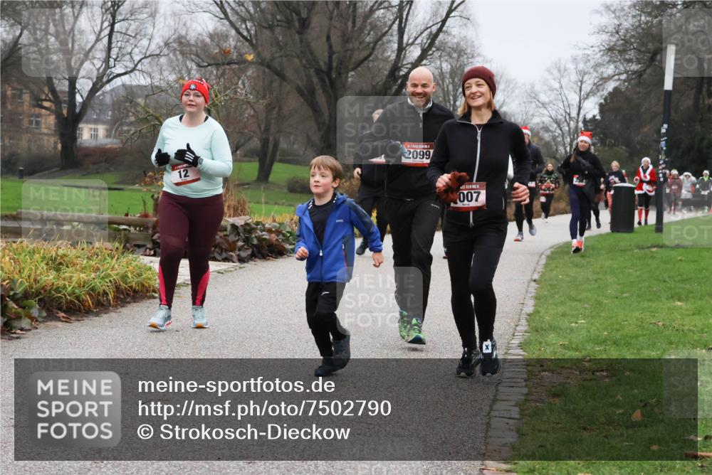 08.12.2024 - St. Pauli X-Mass-Run No. 14 Strokosch-Dieckow http://msf.ph/oto/7502790 08.12.2024 09:56:38 Laufen 12, 2099, 14, 007 meine-sportfotos.de