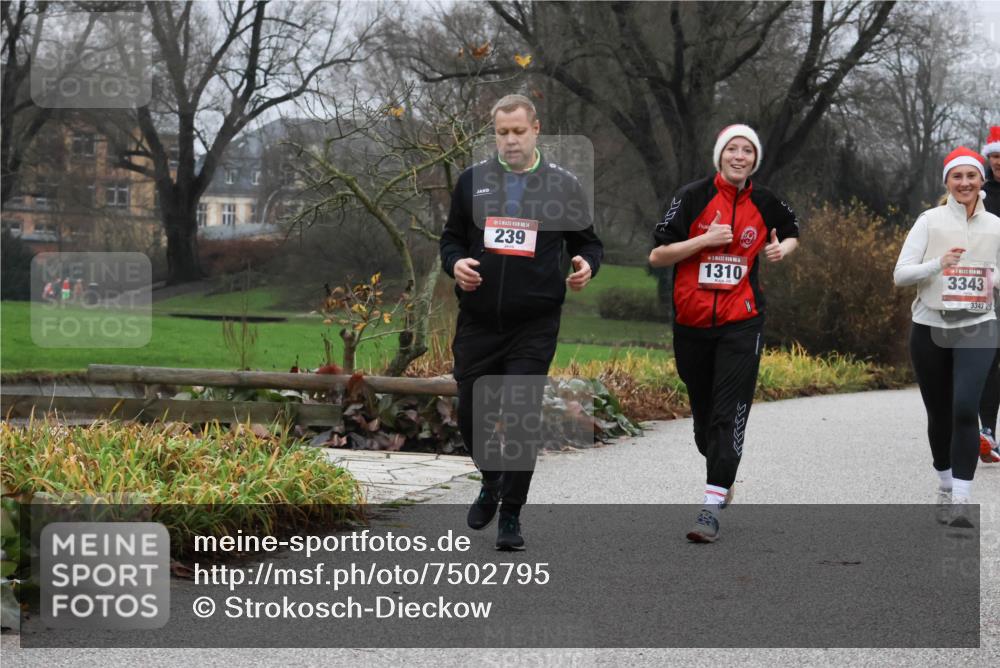 08.12.2024 - St. Pauli X-Mass-Run No. 14 Strokosch-Dieckow http://msf.ph/oto/7502795 08.12.2024 09:56:42 Laufen 239, 1310, 3343, 3343 meine-sportfotos.de