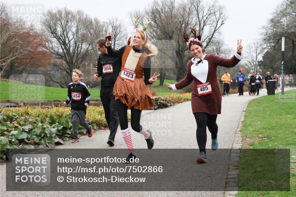 08.12.2024 - St. Pauli X-Mass-Run No. 14 Strokosch-Dieckow http://msf.ph/oto/7502866 08.12.2024 09:57:12 Laufen 1854, 1856, 1423, 485 meine-sportfotos.de