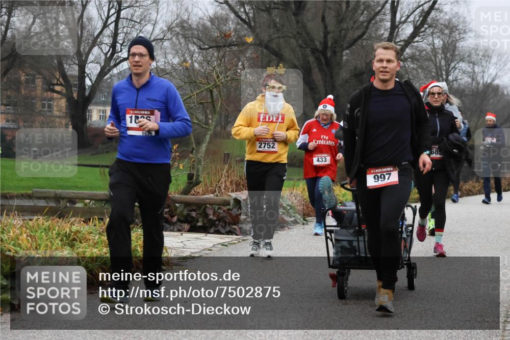 08.12.2024 - St. Pauli X-Mass-Run No. 14 Strokosch-Dieckow http://msf.ph/oto/7502875 08.12.2024 09:57:21 Laufen 1025, 1026, 2752, 433, 14, 997, 58 meine-sportfotos.de