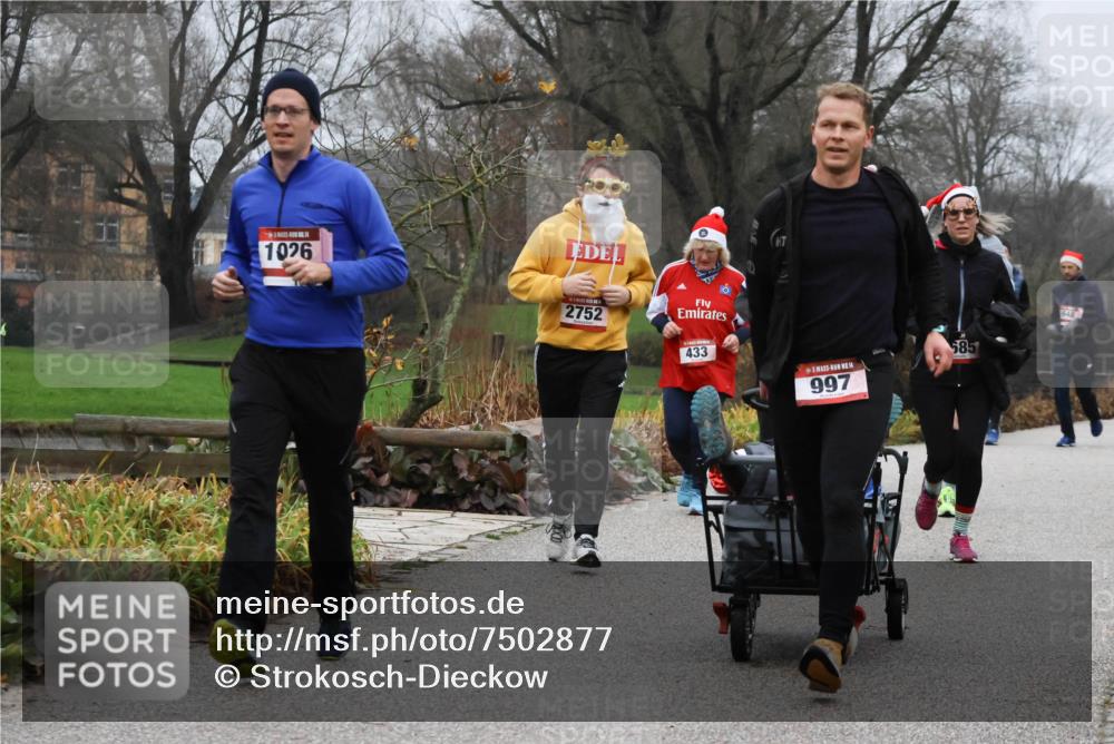 08.12.2024 - St. Pauli X-Mass-Run No. 14 Strokosch-Dieckow http://msf.ph/oto/7502877 08.12.2024 09:57:21 Laufen 1026, 2752, 433, 997, 585, 648 meine-sportfotos.de