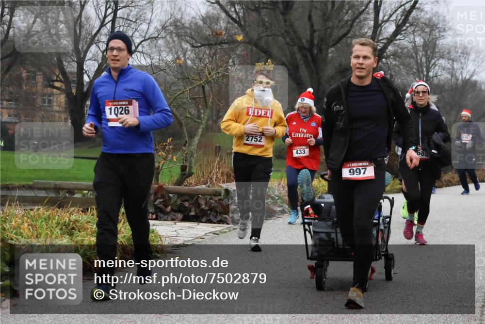 08.12.2024 - St. Pauli X-Mass-Run No. 14 Strokosch-Dieckow http://msf.ph/oto/7502879 08.12.2024 09:57:21 Laufen 1026, 2752, 433, 16, 14, 997, 685, 648 meine-sportfotos.de