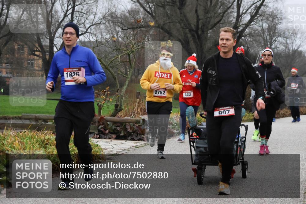 08.12.2024 - St. Pauli X-Mass-Run No. 14 Strokosch-Dieckow http://msf.ph/oto/7502880 08.12.2024 09:57:21 Laufen 1826, 2752, 433, 16, 997, 1648 meine-sportfotos.de