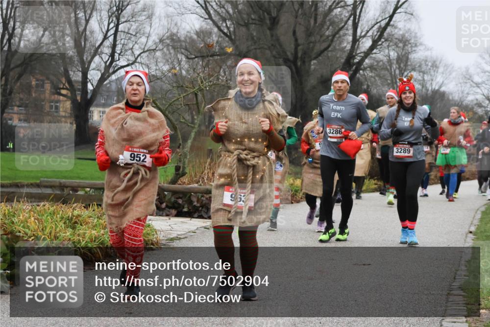 08.12.2024 - St. Pauli X-Mass-Run No. 14 Strokosch-Dieckow http://msf.ph/oto/7502904 08.12.2024 09:57:37 Laufen 952, 963, 3286, 3286, 3289, 14, 947 meine-sportfotos.de