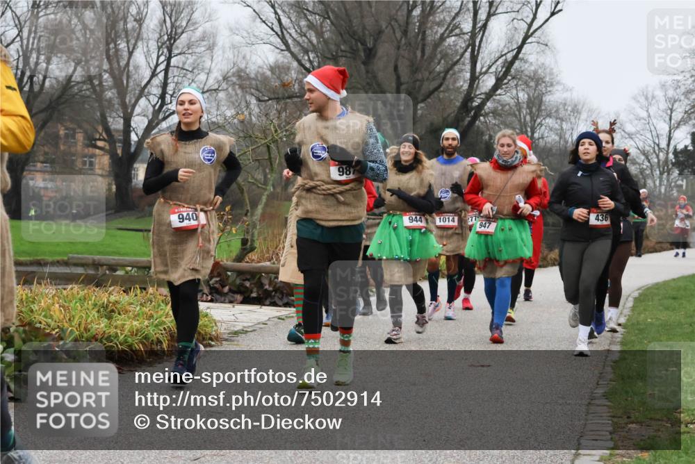 08.12.2024 - St. Pauli X-Mass-Run No. 14 Strokosch-Dieckow http://msf.ph/oto/7502914 08.12.2024 09:57:42 Laufen 940, 987, 944, 1014, 77, 436, 947 meine-sportfotos.de