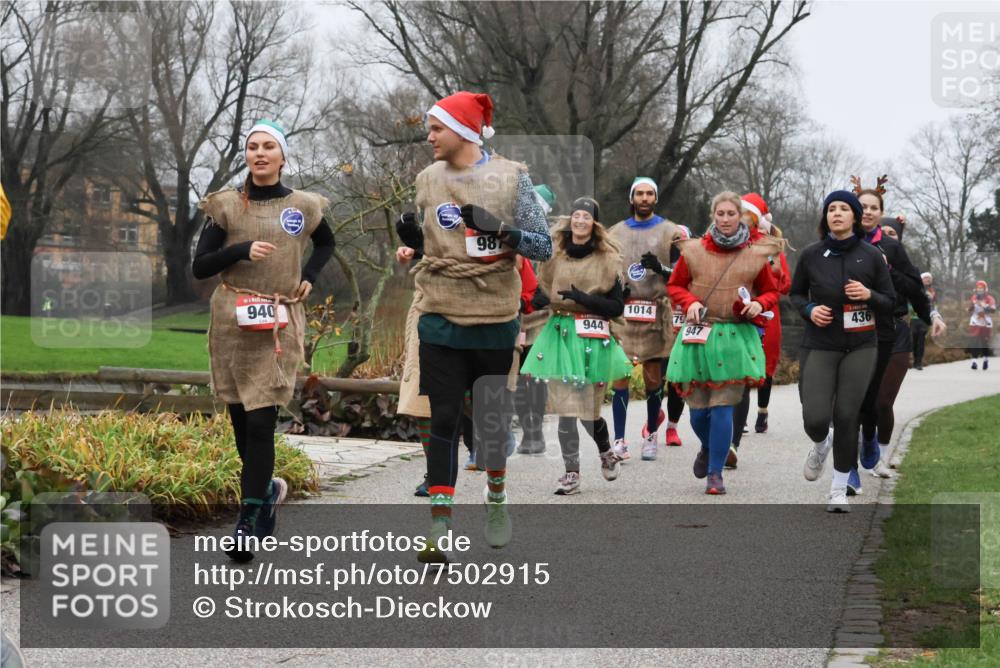 08.12.2024 - St. Pauli X-Mass-Run No. 14 Strokosch-Dieckow http://msf.ph/oto/7502915 08.12.2024 09:57:42 Laufen 940, 98, 944, 1014, 436, 947 meine-sportfotos.de