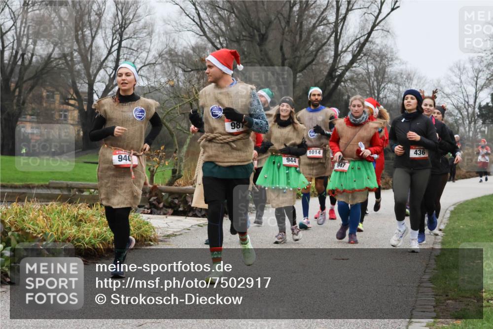 08.12.2024 - St. Pauli X-Mass-Run No. 14 Strokosch-Dieckow http://msf.ph/oto/7502917 08.12.2024 09:57:42 Laufen 940, 98, 944, 1014, 947, 436 meine-sportfotos.de