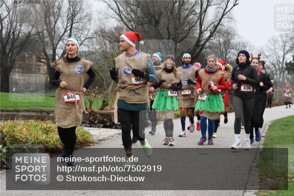 08.12.2024 - St. Pauli X-Mass-Run No. 14 Strokosch-Dieckow http://msf.ph/oto/7502919 08.12.2024 09:57:43 Laufen 940, 987, 944, 1014, 947, 436 meine-sportfotos.de