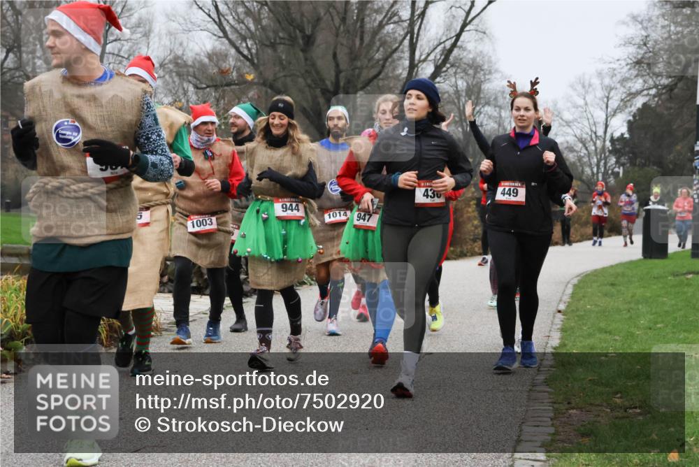 08.12.2024 - St. Pauli X-Mass-Run No. 14 Strokosch-Dieckow http://msf.ph/oto/7502920 08.12.2024 09:57:44 Laufen 1003, 944, 1014, 947, 430, 449 meine-sportfotos.de