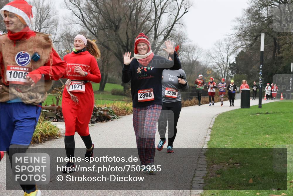 08.12.2024 - St. Pauli X-Mass-Run No. 14 Strokosch-Dieckow http://msf.ph/oto/7502935 08.12.2024 09:57:48 Laufen 14, 1008, 1071, 44, 2360, 3288 meine-sportfotos.de
