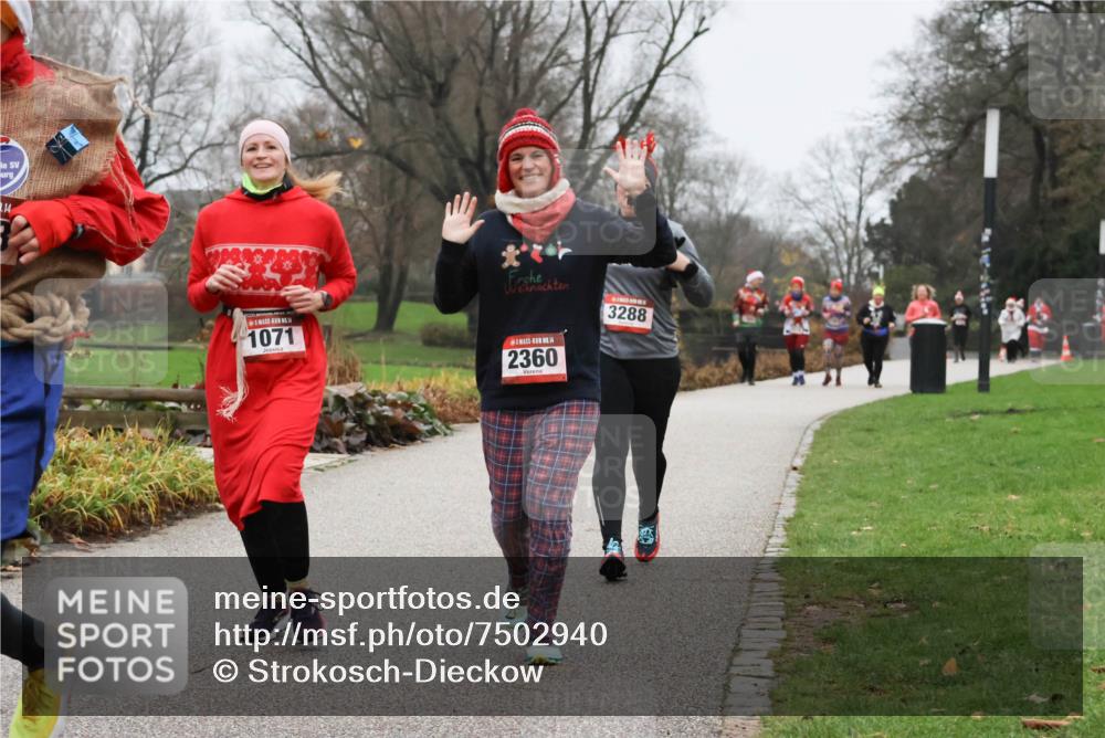 08.12.2024 - St. Pauli X-Mass-Run No. 14 Strokosch-Dieckow http://msf.ph/oto/7502940 08.12.2024 09:57:48 Laufen 2, 14, 1071, 14, 2360, 3288 meine-sportfotos.de