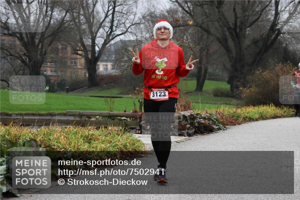 08.12.2024 - St. Pauli X-Mass-Run No. 14 Strokosch-Dieckow http://msf.ph/oto/7502941 08.12.2024 09:57:52 Laufen 3123 meine-sportfotos.de
