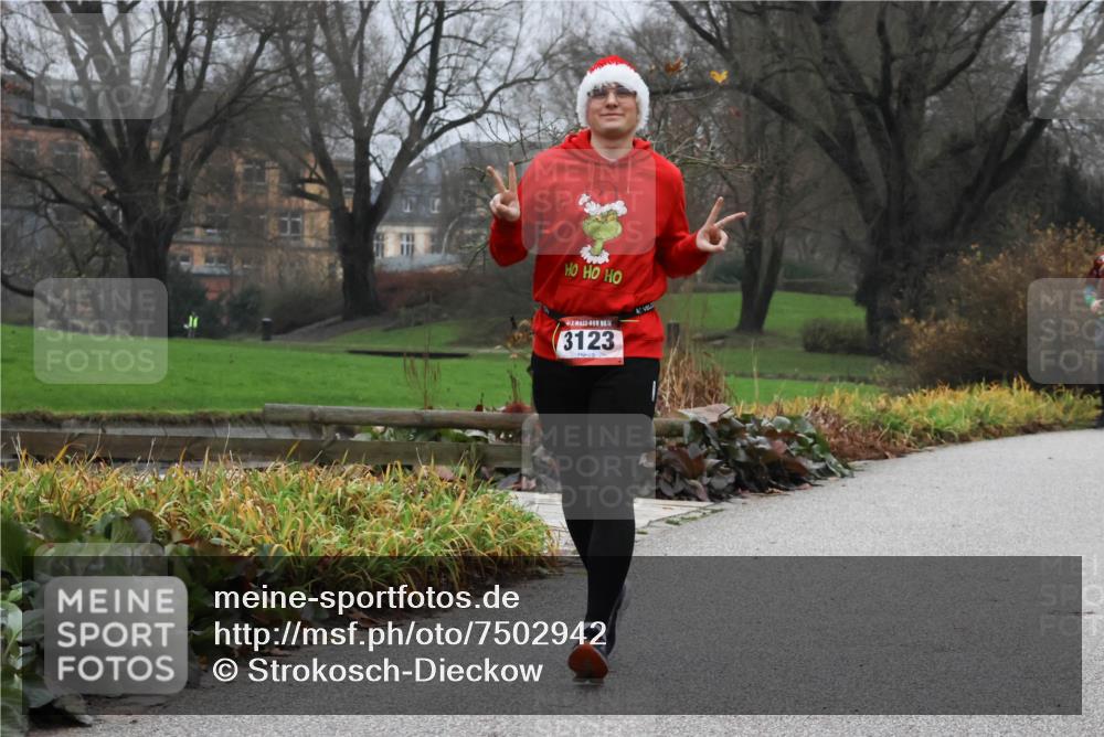 08.12.2024 - St. Pauli X-Mass-Run No. 14 Strokosch-Dieckow http://msf.ph/oto/7502942 08.12.2024 09:57:52 Laufen 3123 meine-sportfotos.de