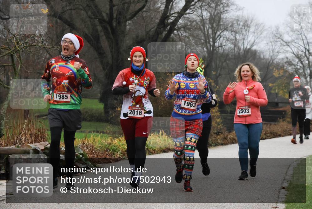 08.12.2024 - St. Pauli X-Mass-Run No. 14 Strokosch-Dieckow http://msf.ph/oto/7502943 08.12.2024 09:57:59 Laufen 1985, 2016, 2124, 1963, 2503, 894 meine-sportfotos.de