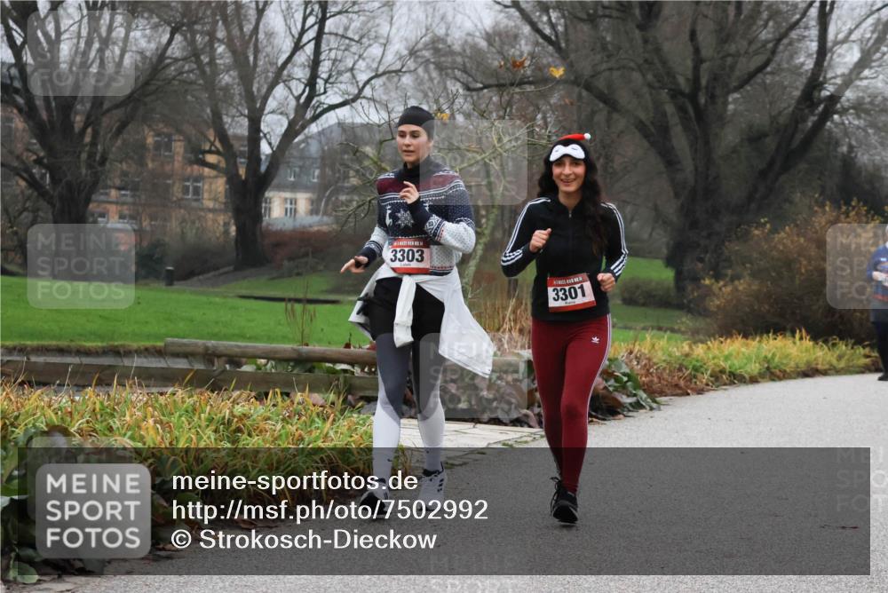 08.12.2024 - St. Pauli X-Mass-Run No. 14 Strokosch-Dieckow http://msf.ph/oto/7502992 08.12.2024 09:58:33 Laufen 14, 3303, 3301 meine-sportfotos.de