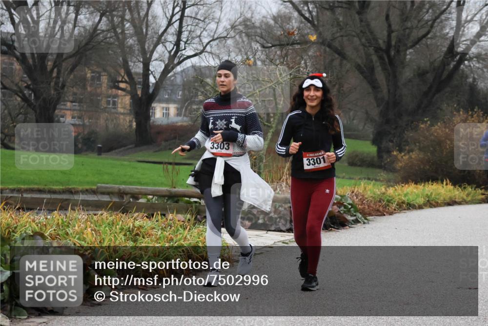 08.12.2024 - St. Pauli X-Mass-Run No. 14 Strokosch-Dieckow http://msf.ph/oto/7502996 08.12.2024 09:58:33 Laufen 3303, 3301 meine-sportfotos.de