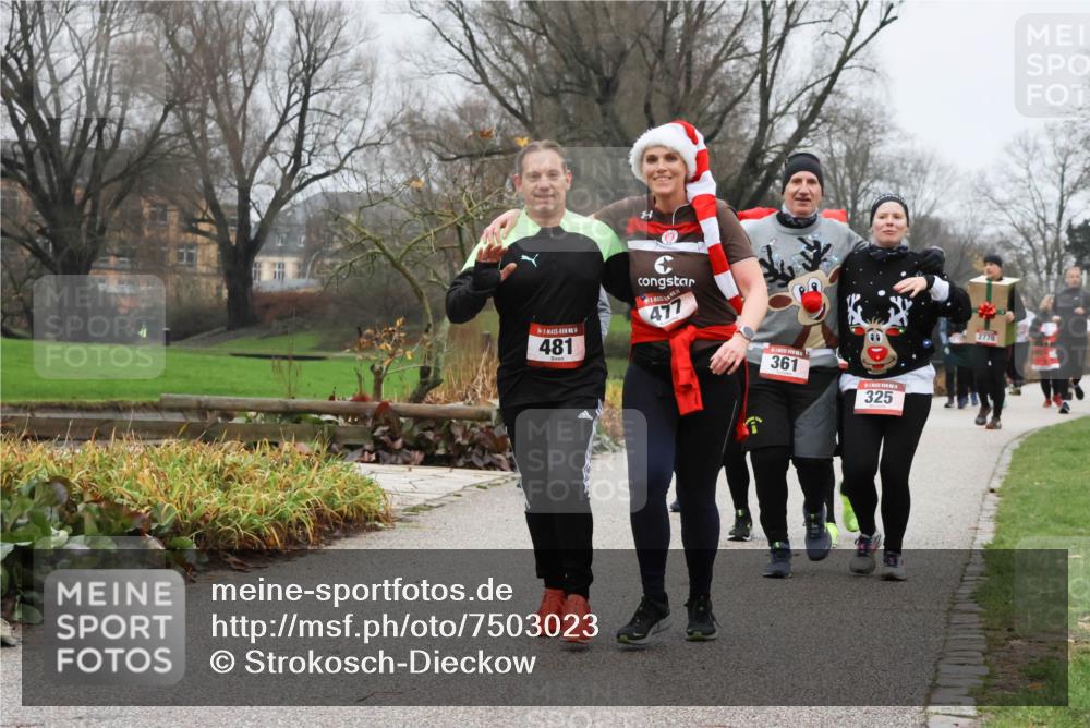 08.12.2024 - St. Pauli X-Mass-Run No. 14 Strokosch-Dieckow http://msf.ph/oto/7503023 08.12.2024 09:58:48 Laufen 481, 477, 361, 325, 2770 meine-sportfotos.de