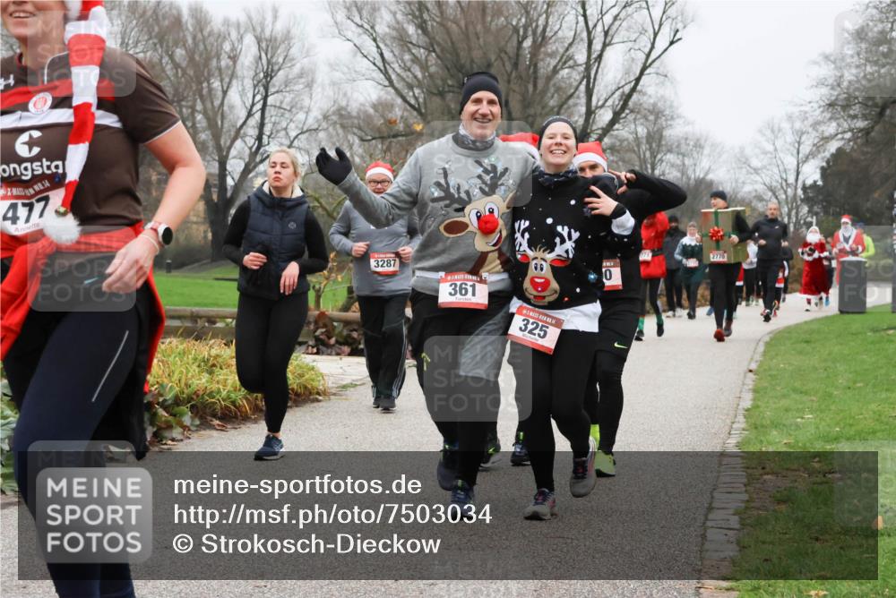 08.12.2024 - St. Pauli X-Mass-Run No. 14 Strokosch-Dieckow http://msf.ph/oto/7503034 08.12.2024 09:58:50 Laufen 477, 14, 3287, 361, 14, 325, 10, 2770 meine-sportfotos.de