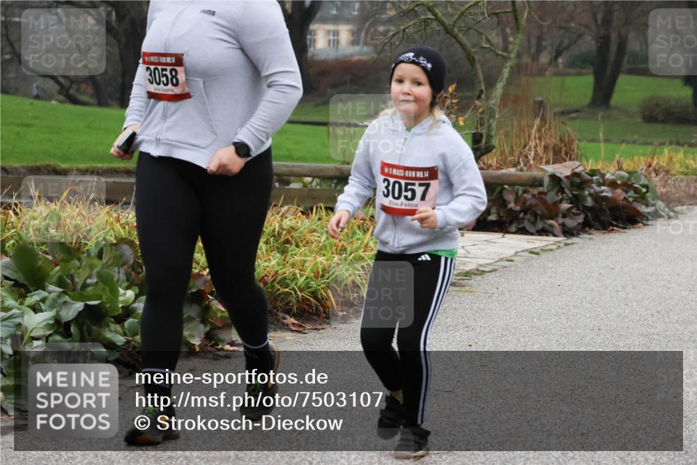 08.12.2024 - St. Pauli X-Mass-Run No. 14 Strokosch-Dieckow http://msf.ph/oto/7503107 08.12.2024 09:59:10 Laufen 14, 3058, 14, 3057 meine-sportfotos.de