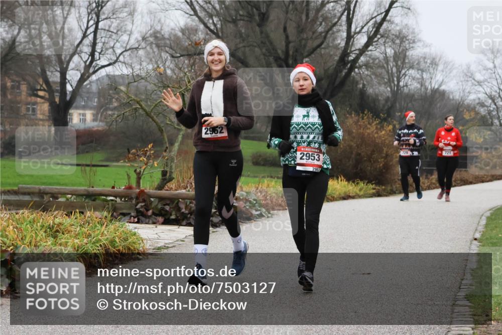 08.12.2024 - St. Pauli X-Mass-Run No. 14 Strokosch-Dieckow http://msf.ph/oto/7503127 08.12.2024 09:59:36 Laufen 2962, 2953, 2953, 729, 721 meine-sportfotos.de