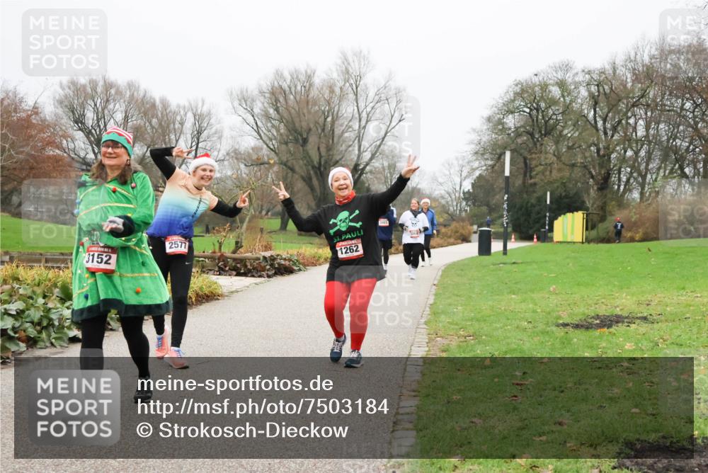 08.12.2024 - St. Pauli X-Mass-Run No. 14 Strokosch-Dieckow http://msf.ph/oto/7503184 08.12.2024 10:03:25 Laufen 3152, 2577, 1262, 3065 meine-sportfotos.de