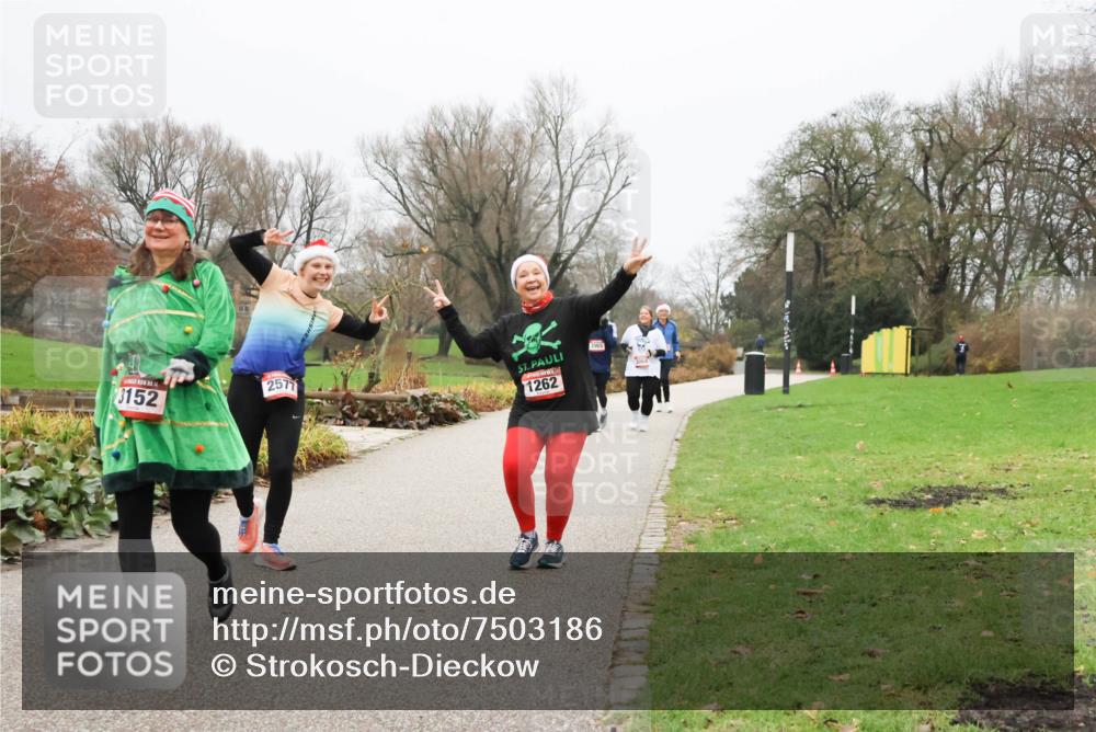 08.12.2024 - St. Pauli X-Mass-Run No. 14 Strokosch-Dieckow http://msf.ph/oto/7503186 08.12.2024 10:03:25 Laufen 3152, 2577, 1262 meine-sportfotos.de