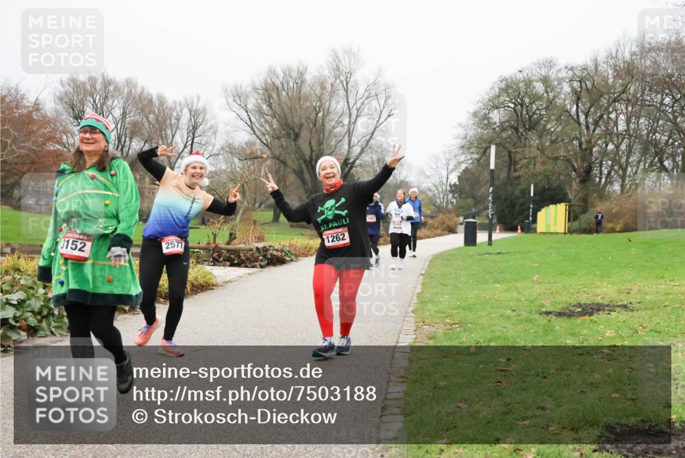 08.12.2024 - St. Pauli X-Mass-Run No. 14 Strokosch-Dieckow http://msf.ph/oto/7503188 08.12.2024 10:03:25 Laufen 3152, 2577, 1262 meine-sportfotos.de
