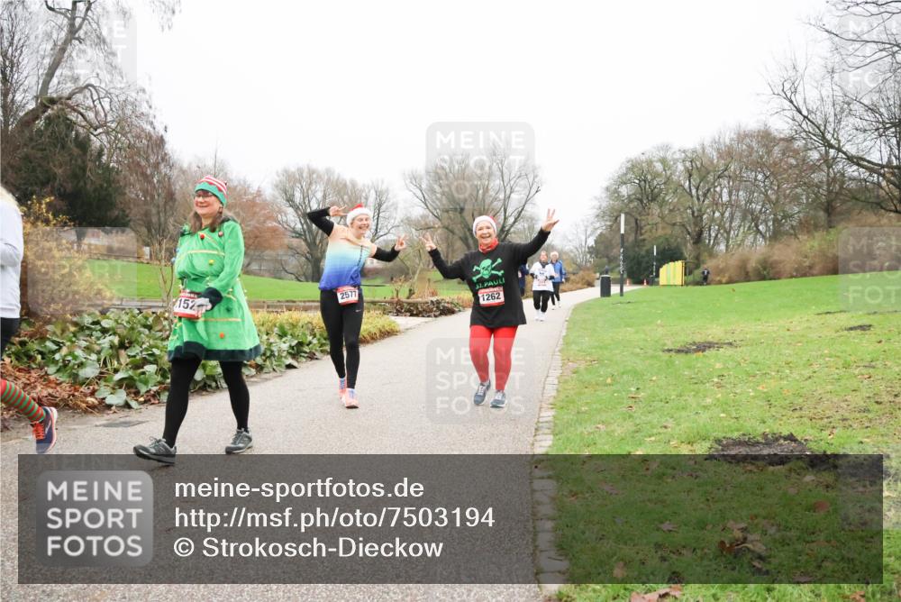08.12.2024 - St. Pauli X-Mass-Run No. 14 Strokosch-Dieckow http://msf.ph/oto/7503194 08.12.2024 10:03:26 Laufen 152, 2577, 1262 meine-sportfotos.de