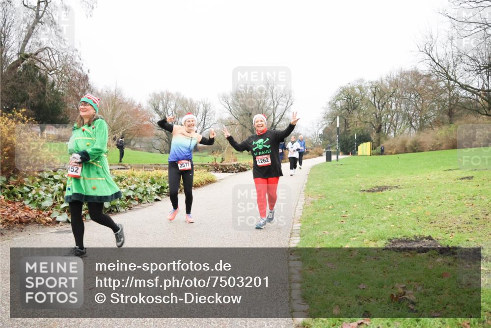 08.12.2024 - St. Pauli X-Mass-Run No. 14 Strokosch-Dieckow http://msf.ph/oto/7503201 08.12.2024 10:03:26 Laufen 152, 2577, 1262 meine-sportfotos.de