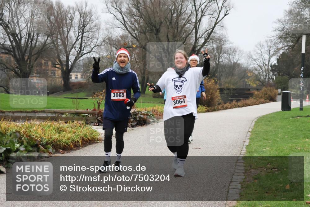 08.12.2024 - St. Pauli X-Mass-Run No. 14 Strokosch-Dieckow http://msf.ph/oto/7503204 08.12.2024 10:03:30 Laufen 3065, 3064 meine-sportfotos.de