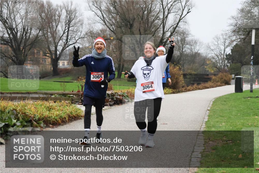 08.12.2024 - St. Pauli X-Mass-Run No. 14 Strokosch-Dieckow http://msf.ph/oto/7503206 08.12.2024 10:03:30 Laufen 14, 3065, 4, 3064 meine-sportfotos.de