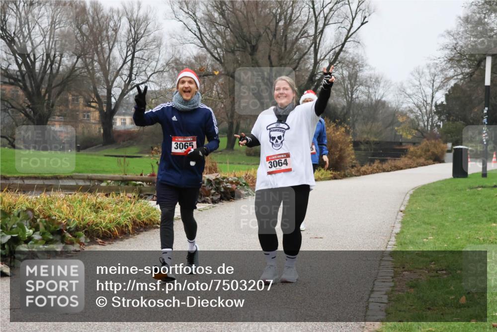 08.12.2024 - St. Pauli X-Mass-Run No. 14 Strokosch-Dieckow http://msf.ph/oto/7503207 08.12.2024 10:03:30 Laufen 3065, 4, 3064, 5 meine-sportfotos.de