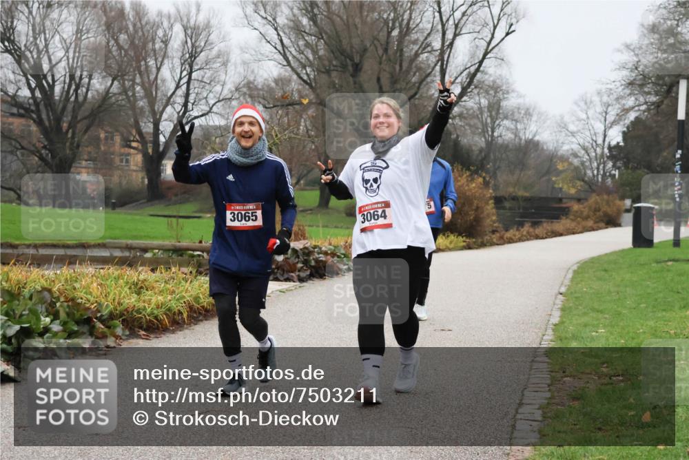 08.12.2024 - St. Pauli X-Mass-Run No. 14 Strokosch-Dieckow http://msf.ph/oto/7503211 08.12.2024 10:03:30 Laufen 14, 3065, 4, 3064, 5 meine-sportfotos.de