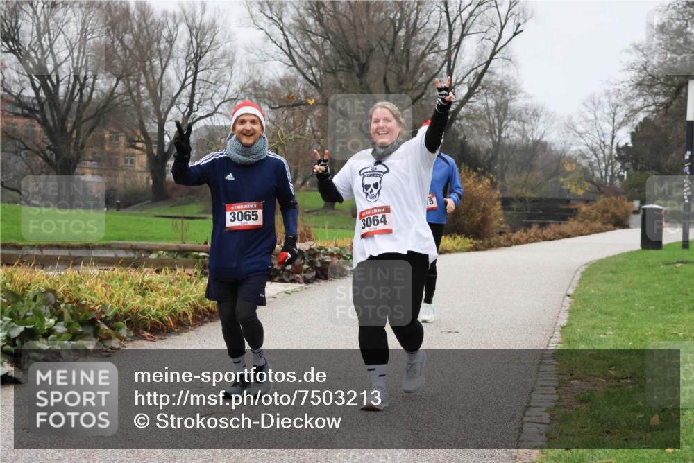 08.12.2024 - St. Pauli X-Mass-Run No. 14 Strokosch-Dieckow http://msf.ph/oto/7503213 08.12.2024 10:03:31 Laufen 14, 3065, 14, 3064 meine-sportfotos.de